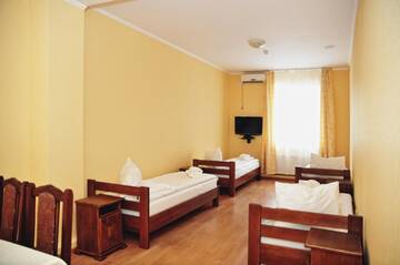 Фото номера Четырехместный номер с душем Отель Etna Hotel г. Львов 7