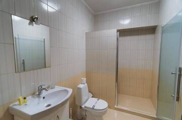 Фото номера Четырехместный номер с душем Отель Etna Hotel г. Львов 8