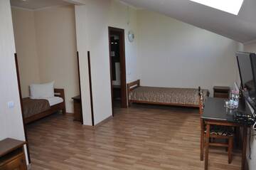 Фото номера Трехместный номер «Комфорт» с душем Отель Etna Hotel г. Львов 7
