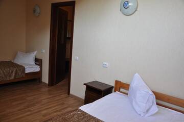 Фото номера Улучшенный двухместный номер с 2 отдельными кроватями Отель Etna Hotel г. Львов 2