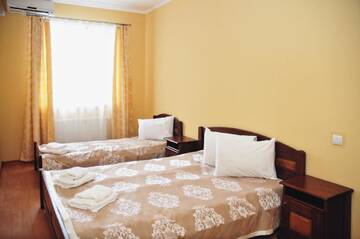 Фото номера Улучшенный семейный номер Отель Etna Hotel г. Львов 9