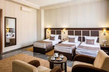 Фото номера Стандартный трехместный номер Отель Taurus Hotel &amp; SPA г. Львов 7