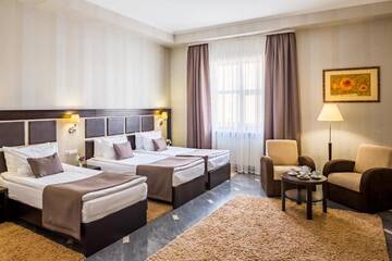 Фото номера Стандартный трехместный номер Отель Taurus Hotel &amp; SPA г. Львов 8