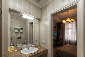 Фото номера Улучшенный двухместный номер с 1 кроватью Отель Villa Stanislavskyi Hotel г. Львов 5