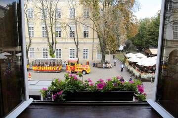 Фото номера Двухместный номер с 1 кроватью и окном Гостевой дом On The Square Guesthouse г. Львов 13