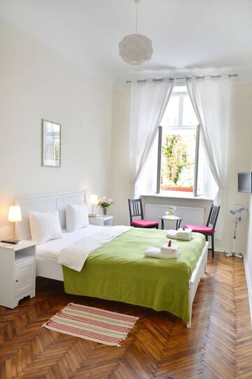 Фото номера Двухместный номер с 1 кроватью и окном Гостевой дом On The Square Guesthouse г. Львов 2