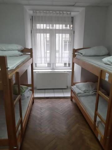 Фото номера Кровать в общем 6-местном номере для мужчин и женщин Хостелы Art Hostel г. Львов 2