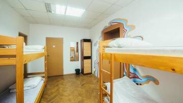 Фото номера Кровать в общем 6-местном номере для мужчин и женщин Хостелы Art Hostel г. Львов 4
