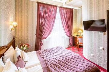 Фото номера Улучшенный двухместный номер с 1 кроватью и балконом Отель Hotel Atlas Deluxe г. Львов 2
