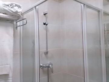 Фото номера Стандартный двухместный номер с 1 кроватью или 2 отдельными кроватями Отель Навария Нова отель возле Озера г. Львов 6