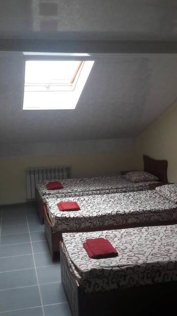 Фото номера Трехместный номер с душем Хостелы Hostel Vitan г. Львов 4