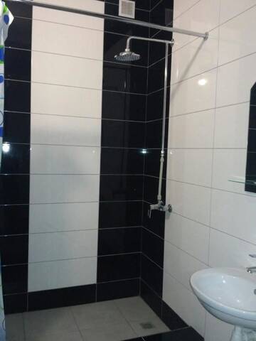 Фото номера Трехместный номер с душем Хостелы Hostel Vitan г. Львов 8