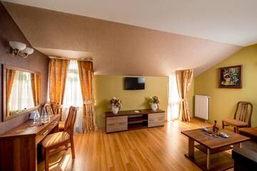 Фото номера Полулюкс с балконом Отель Hotel &amp; SPA Restaurant Pysanka г. Львов 3