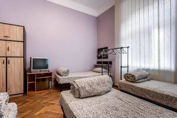 Фото номера Кровать в общем 4-местном номере для мужчин и женщин Хостелы Centrum Hostel г. Львов 5