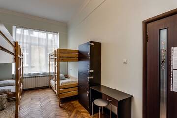 Фото номера Кровать в общем 8-местном номере для мужчин и женщин Хостелы Centrum Hostel г. Львов 5