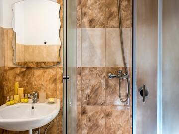 Фото номера Двухместный номер эконом-класса с 1 кроватью Отель Lviv Central Jam Hotel г. Львов 8
