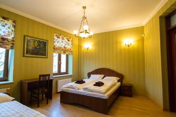 Фото номера Трехместный номер с ванной Отель 10 Rooms г. Львов 9