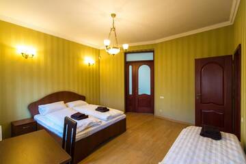 Фото номера Трехместный номер с ванной Отель 10 Rooms г. Львов 10