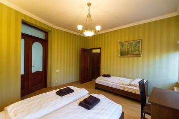 Фото номера Трехместный номер с ванной Отель 10 Rooms г. Львов 15