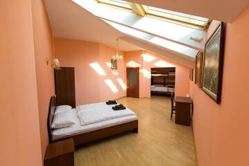 Фото номера Семейный номер с общей ванной комнатой Отель 10 Rooms г. Львов 3