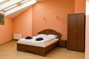 Фото номера Семейный номер с общей ванной комнатой Отель 10 Rooms г. Львов 2
