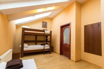 Фото номера Четырехместный номер с общей ванной комнатой Отель 10 Rooms г. Львов 2