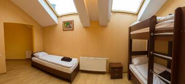 Фото номера Четырехместный номер с общей ванной комнатой Отель 10 Rooms г. Львов 4