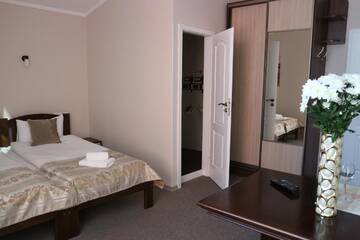 Фото номера Просторный двухместный номер с 2 отдельными кроватями Отель Orange Hotel г. Львов 5