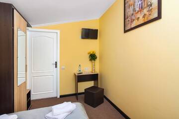 Фото номера Бюджетный двухместный номер с 1 кроватью Отель Orange Hotel г. Львов 3