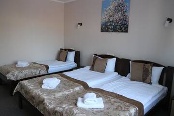 Фото номера Классический трехместный номер Отель Orange Hotel г. Львов 2