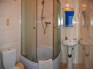 Фото номера Стандартный трехместный номер Отель Orange Hotel г. Львов 7