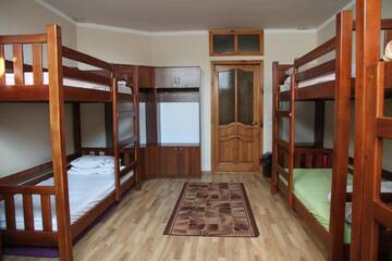 Фото номера Кровать в общем 8-местном номере Хостелы Lions Heart Hostel г. Львов 6
