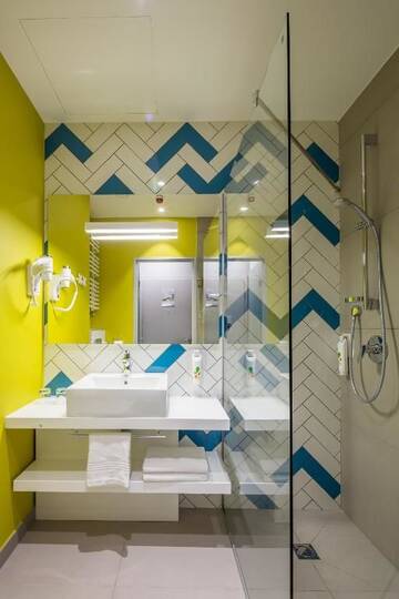 Фото номера Стандартный номер с кроватью размера &quot;queen-size&quot; Отель Ibis Styles Lviv Center г. Львов 10