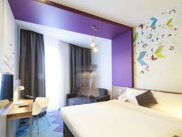 Фото номера Стандартный номер с кроватью размера &quot;queen-size&quot; Отель Ibis Styles Lviv Center г. Львов 7