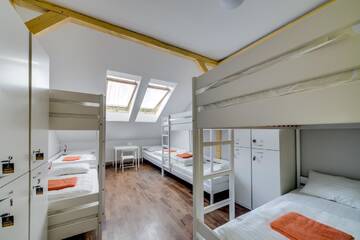 Фото номера Кровать в общем 8-местном номере для мужчин и женщин Хостелы Park Plus Hostel г. Львов 3