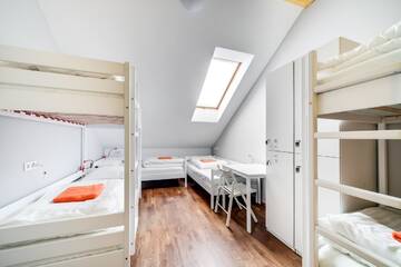 Фото номера Кровать в общем 6-местном номере для мужчин и женщин Хостелы Park Plus Hostel г. Львов 3