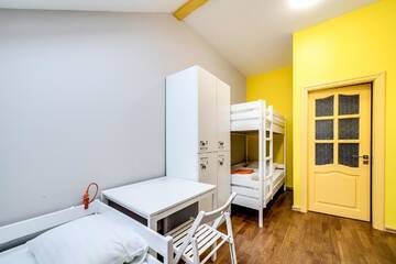 Фото номера Кровать в общем 6-местном номере для мужчин и женщин Хостелы Park Plus Hostel г. Львов 4