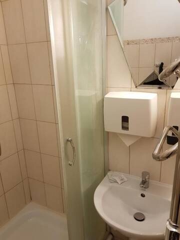 Фото номера Бюджетный двухместный номер с 2 отдельными кроватями Отель Apart-Hotel City Center Contrabas г. Львов 6