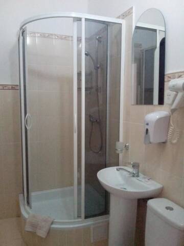 Фото номера Улучшенный двухместный номер с 1 кроватью Отель Apart-Hotel City Center Contrabas г. Львов 3