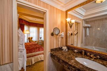 Фото номера Двухместный номер с 1 кроватью Отель Nobilis Hotel г. Львов 3
