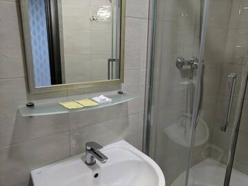 Фото номера Улучшенный двухместный номер с 2 отдельными кроватями Отель Пальма г. Львов 5