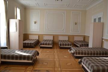 Фото номера Семейный номер с 10 односпальными кроватями Отель Mini-Hotel Under The Roof г. Львов 2