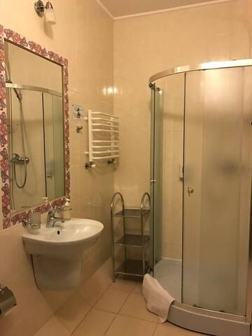 Фото номера Улучшенный трехместный номер Отель Hotel Leotel г. Львов 4