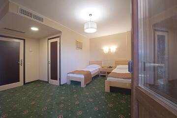 Фото номера Просторный двухместный номер с 2 отдельными кроватями Отель Advenus Hotel г. Львов 3