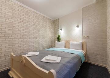 Фото номера Двухместный номер с 1 кроватью и общей ванной комнатой Отель Family Hotel г. Львов 2