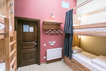Фото номера Четырехместный номер с собственной ванной комнатой Отель DREAM Inn Lviv г. Львов 5