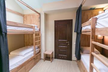 Фото номера Четырехместный номер с собственной ванной комнатой Отель DREAM Inn Lviv г. Львов 6