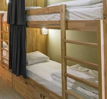 Фото номера Кровать в общем 4-местном номере для мужчин и женщин Отель DREAM Inn Lviv г. Львов 7