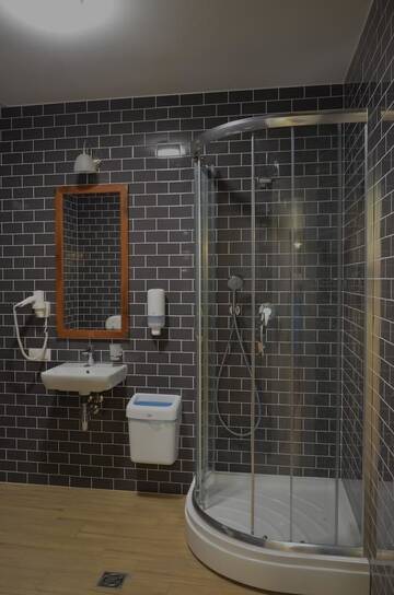 Фото номера Кровать в общем 4-местном номере для мужчин и женщин Отель DREAM Inn Lviv г. Львов 8