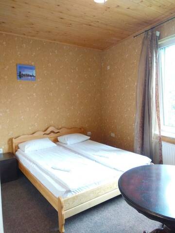 Фото номера Трехместный номер с общей ванной комнатой Хостелы Guest House Pid Dubom г. Львов 4